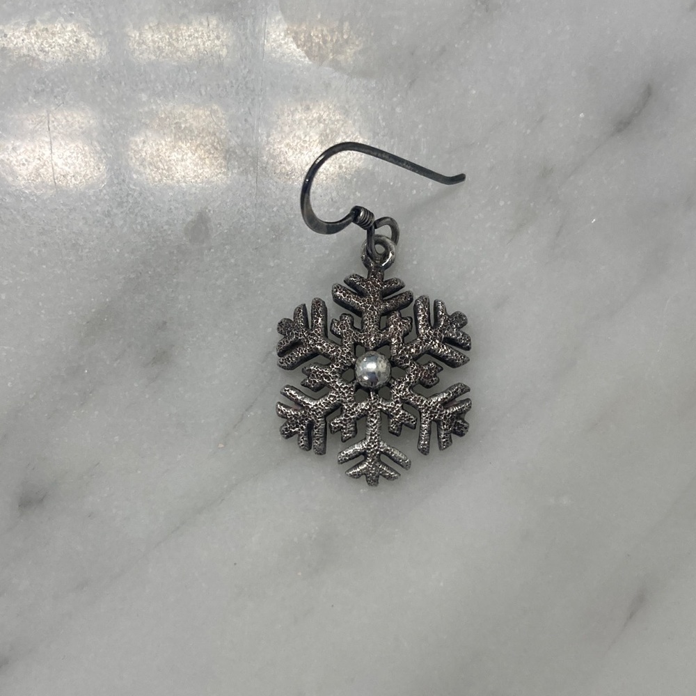Elegant Silver Snowflake Earring (only 1 but it would make a cool necklace…?).